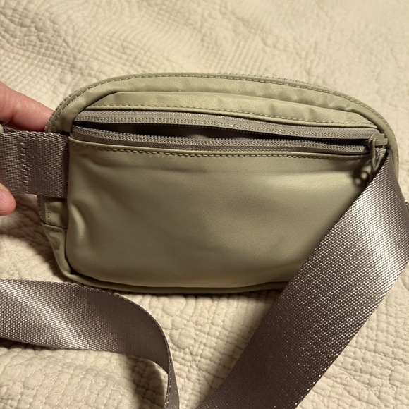 Lululemon belt bag. Raw linen - Picture 2 of 6
